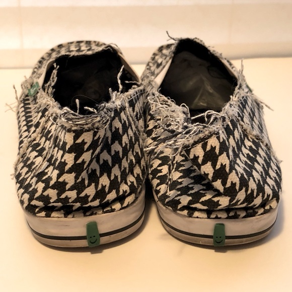 FINAL! SANUK BLACK & WHITE DISTRESSED FRINGE SLIP ONS - Picture 5 of 7